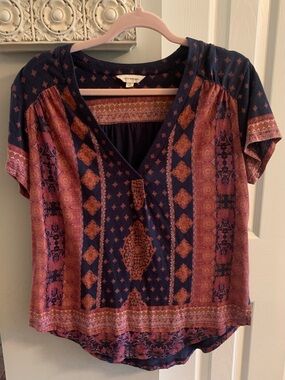 Lucky Brand Navy and Rust Patterned V-Neck Short Sleeve Top